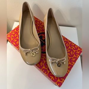 Tory Burch Chelsea Patent Tan size 8